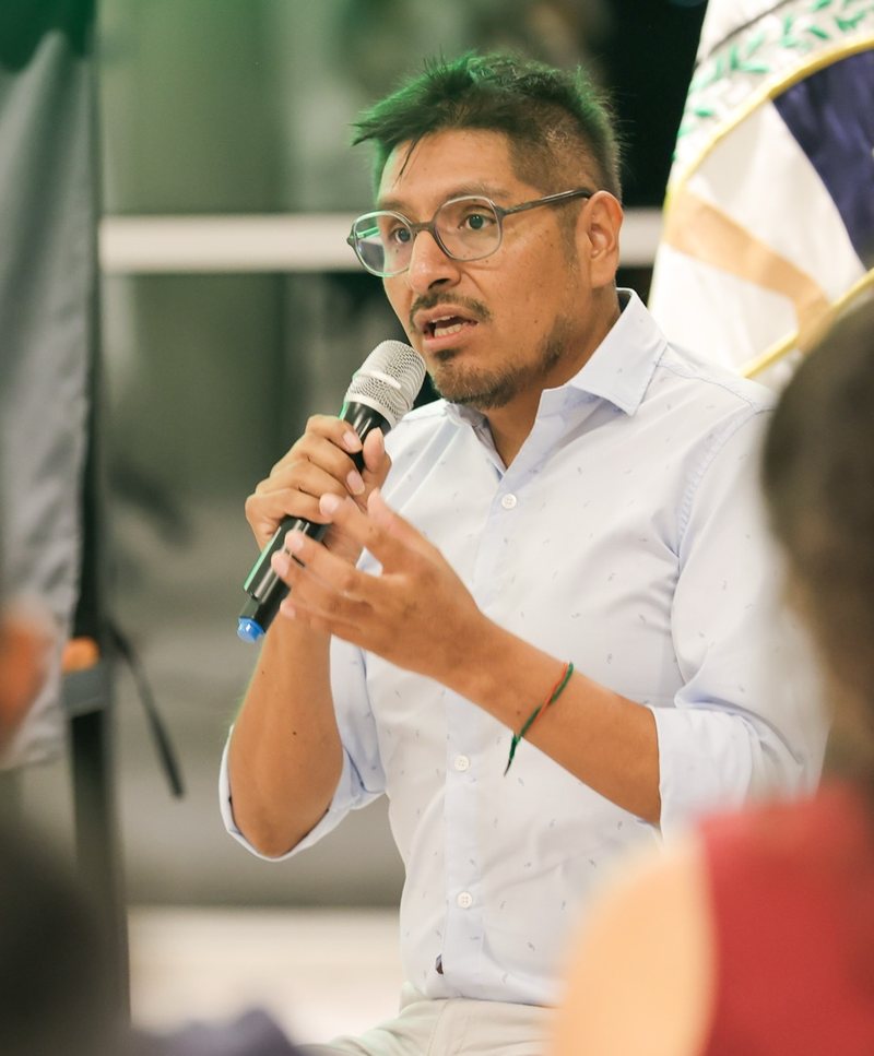 Adrián Silisque speaking with a microphone